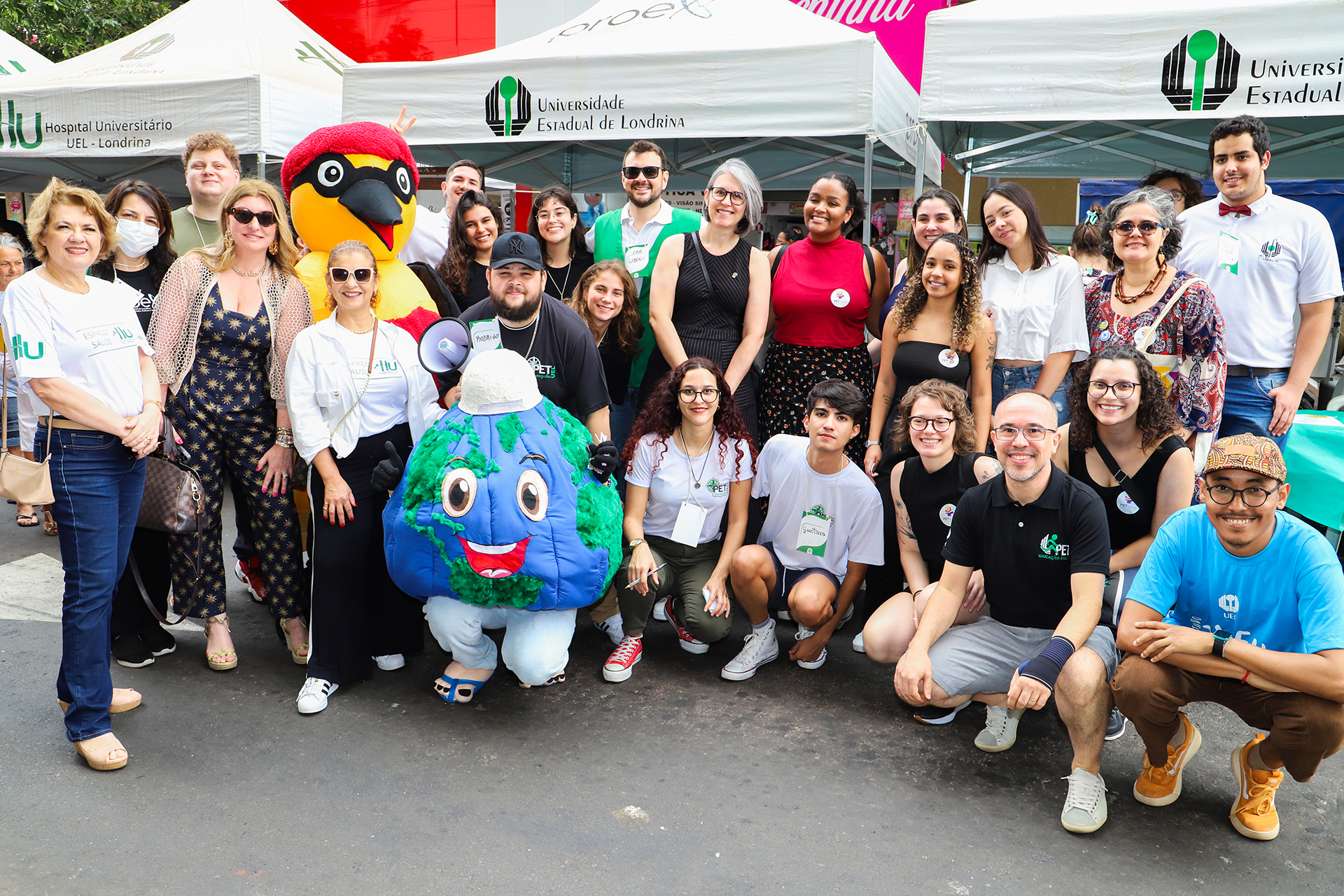 Foto de todos os integrantes da Equipe HU e UEL presentes na feira. Além do mascoste Serpente Laura do Projeto EVEtox e o mascote Benedito da UEL.