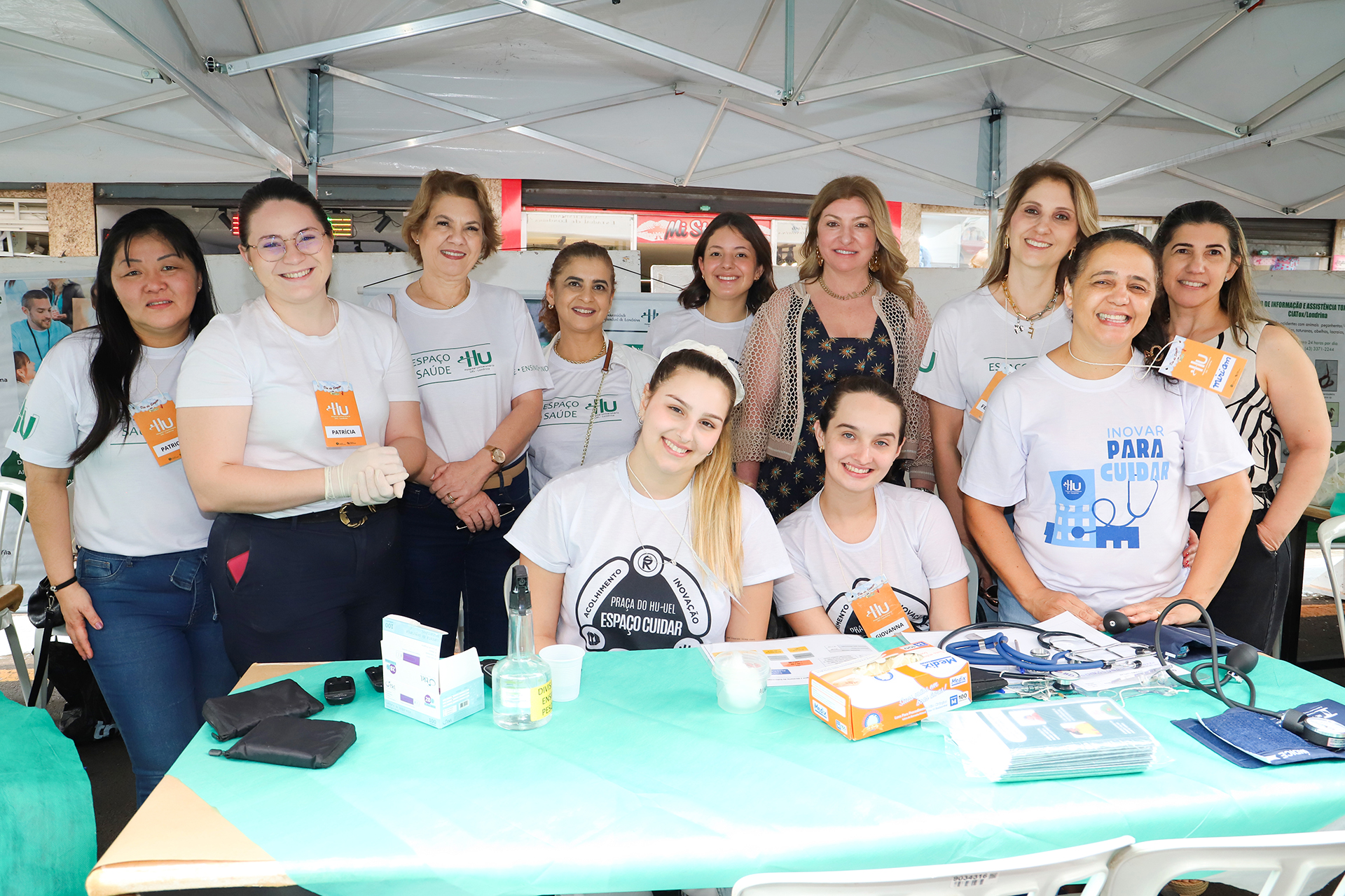 Foto conjunta das residentes com as técnicas e estudantes do CCS, que estavam presentes na feira.