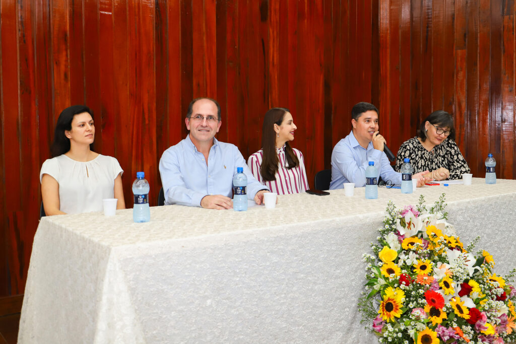 Foto dos participantes do evento na mesa de redonda.