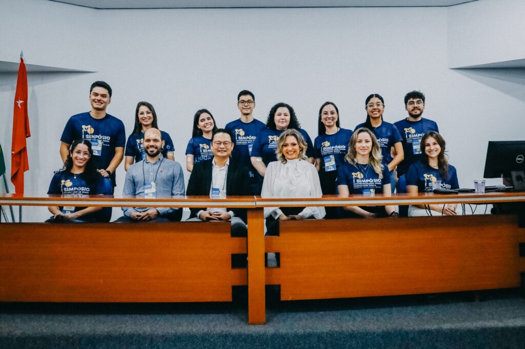 Foto dos integrantes do evento, junto da apresentadora Sara Presoto.