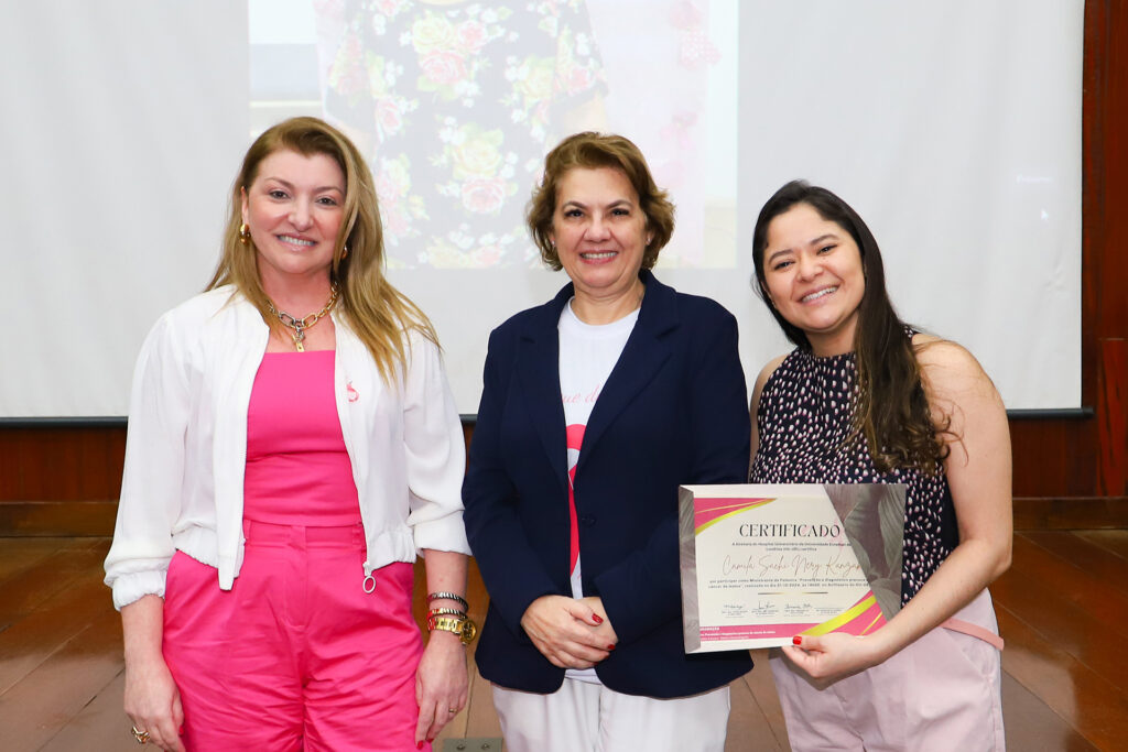 Foto conjunta de Vivian Feijó com Iara Secco e Camila Kanzaki.