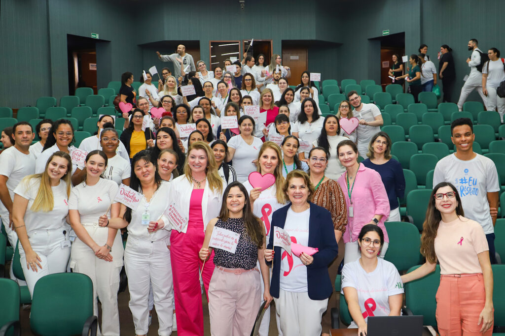 Foto de todos os participantes do evento, palestrante e público.