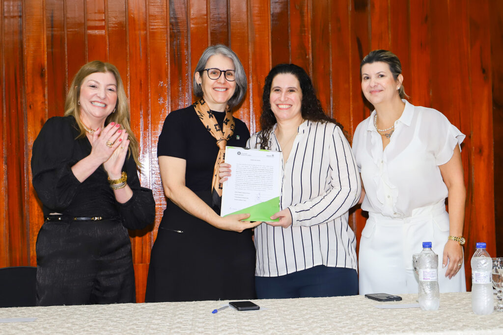 Na foto estão reunidas a Superintendente Vivian Feijó; reitora Marta Favaro; diretora clínica Priscila Nader e diretora do CCS Andrea Simão.