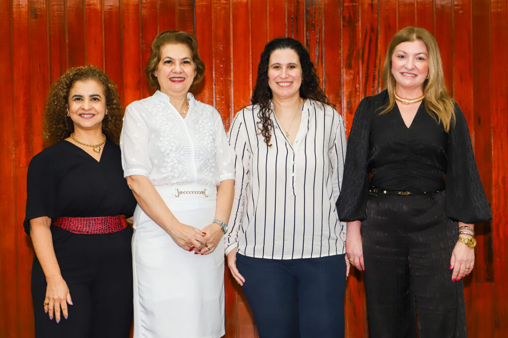 Na foto estão reunidas todas as diretoras do HU. A Daiane Cardoso da Administrativa, a Iara Secco da Enfermagem), a Priscila Nader da Clínica e a Vivian Feijó da Superintendência.