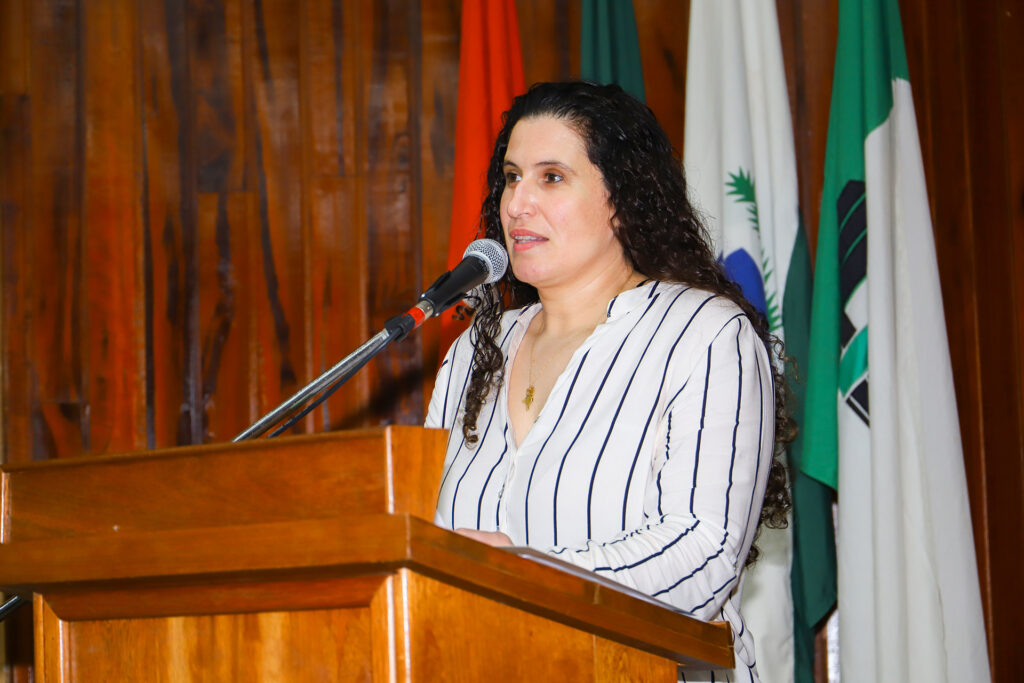 Foto da nova diretora clínica Priscila Audibert Nader em seu discurso.