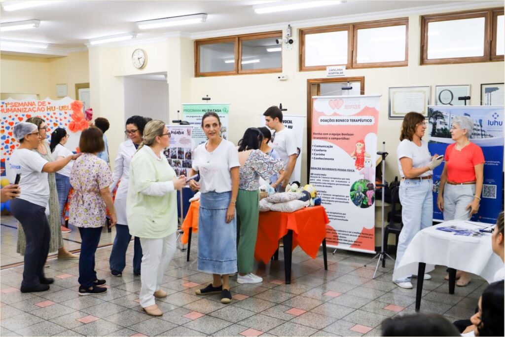 Foto do público conhecendo os projetos no saguão do HU.